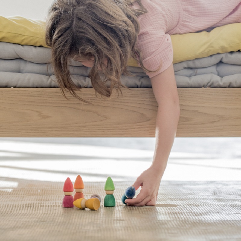 Grapat puidust mängufiguurid Nins Tomtens loovmäng vabamäng waldorfpedagoogika waldorfmänguasjad