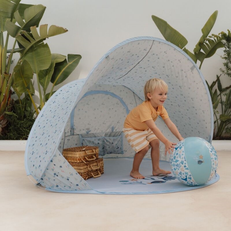 UV-kaitsekattega kokkupandav rannatelk – ideaalne rannapäevaks või piknikule.