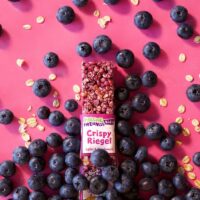 Freche Freunde orgaanilised müslibatoonid mustika ja õunaga Freche Freunde Crispy Riegel Apfel & Blaubeere müslibatoonid lastele