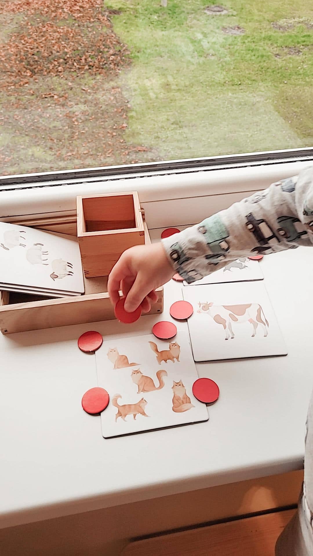 Montessori numbrimäng liivapaberist numbritega