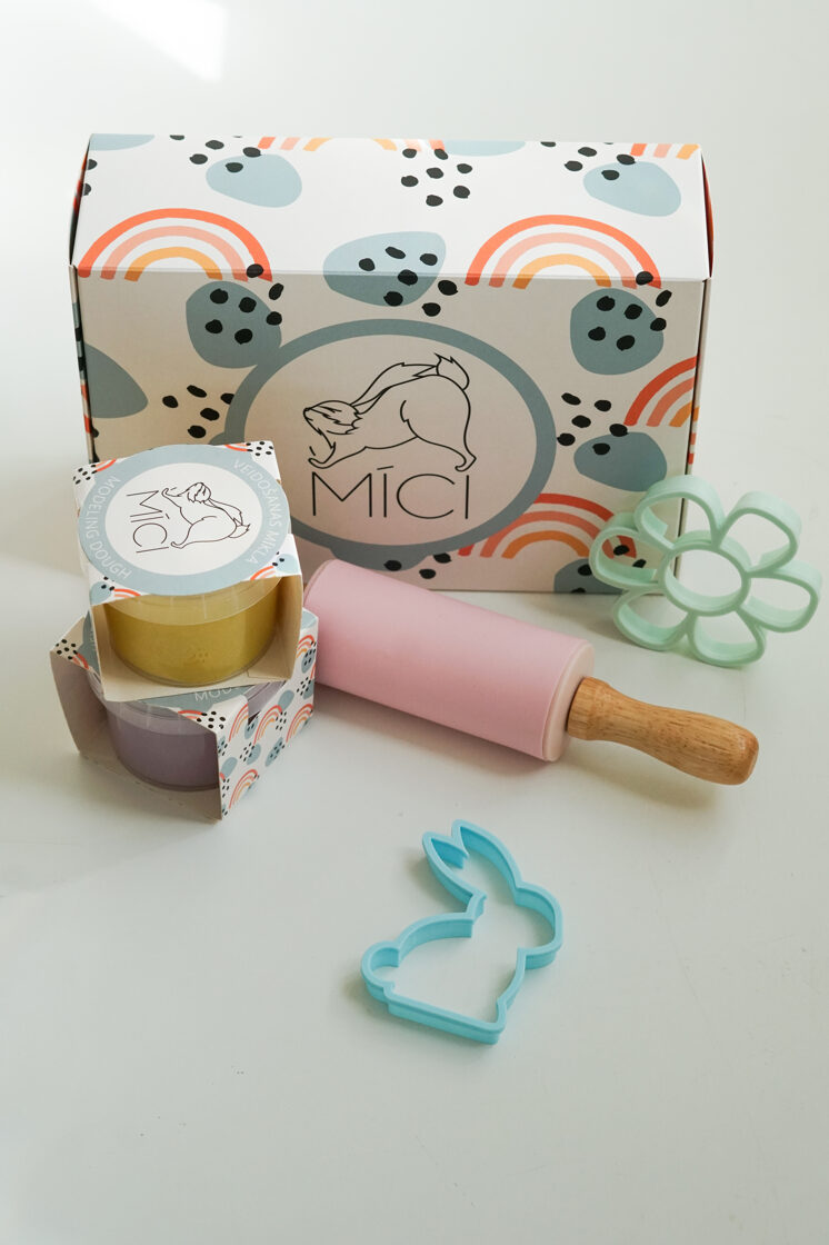 MĪCI kinkekomplekt kevadine lill ja jänku kahe loodusliku plastiliini ja vormidega ja rulliga