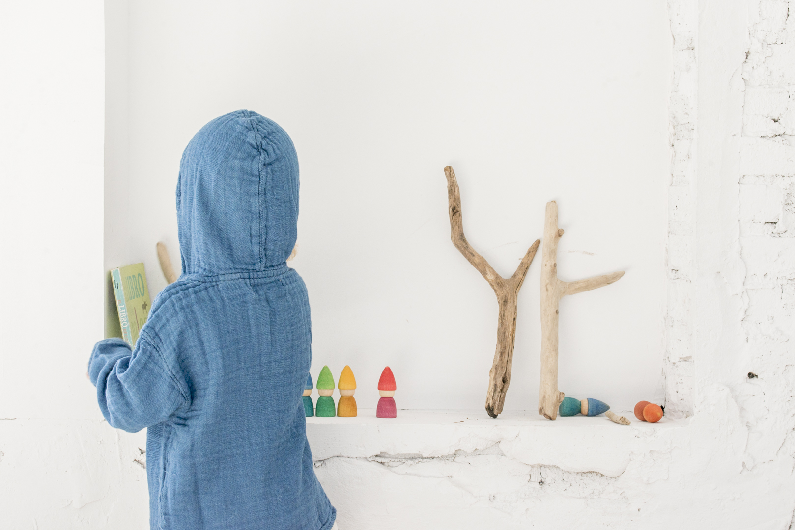 Grapat puidust mängufiguurid Nins Tomtens loovmäng vabamäng waldorfpedagoogika waldorfmänguasjad