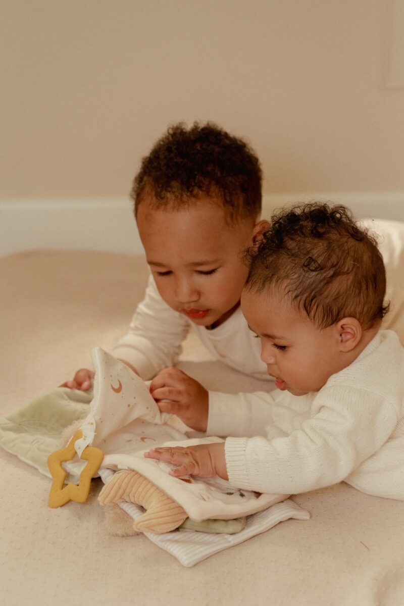 Little Dutch puutu-ja-tunne tegelusraamat – kõristi peegel ja heli elemendid Sensoorne kangast raamat beebile