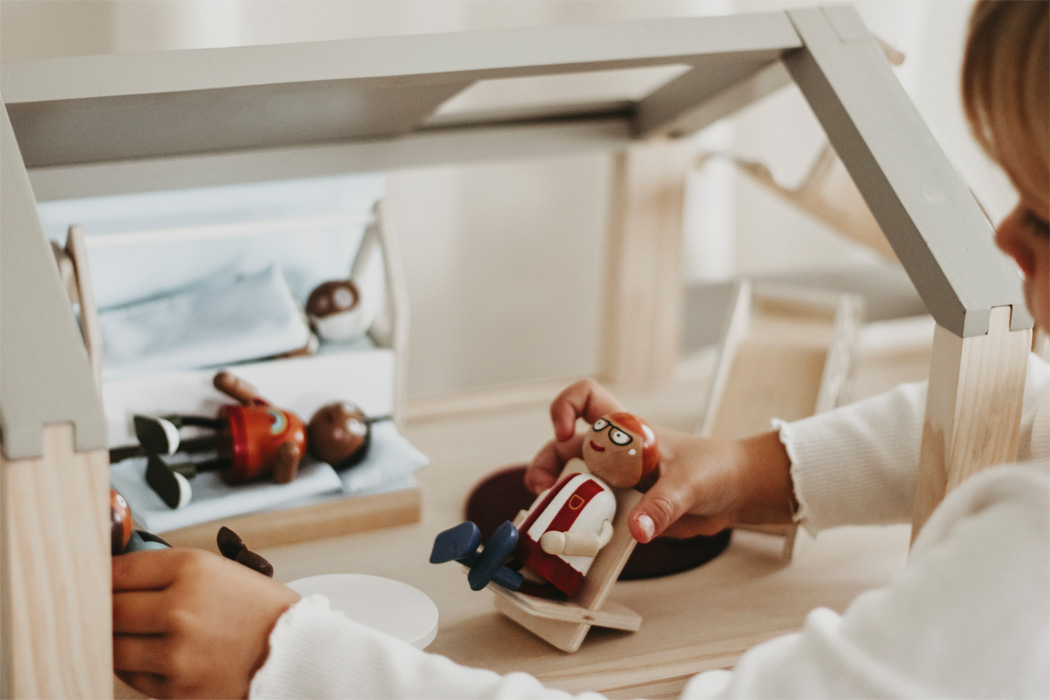 Põhjamaise disainiga puidust nukumaja koos mööbliga ja katuse­terassiga Suur kolmekorruseline puidust nukumaja lastele