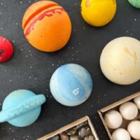 Grapat Dear Universe värvilised puidust planeedid kosmose ja väikeste maailmade mänguks