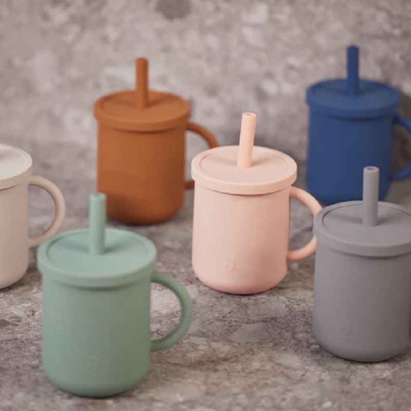 Turvaline ja lekkekindel silikoonist joogitass iseseisvaks joomiseks