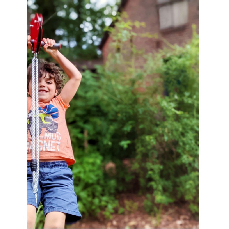 Trossiga laskumisrada ja seiklusrada koju kinnitatuna kahe puu vahele