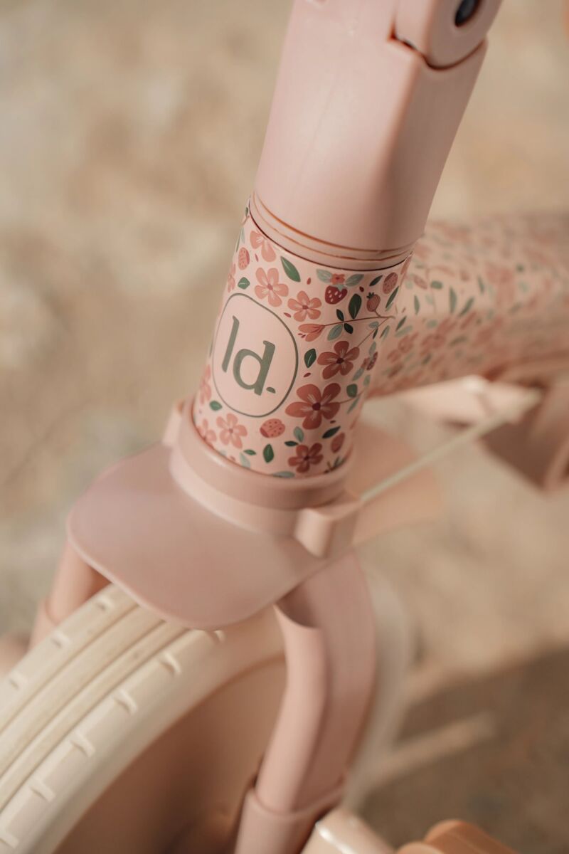 Little Dutch 4-ühes ratas koos lükkesangaga - kolmerattaline, jooksukas, lükkesangaga tõukeratas ja tavaline ratas Little Dutch 4-ühes ratas koos lükkesangaga - kolmerattaline, jooksukas, lükkesangaga tõukeratas ja tavaline ratas