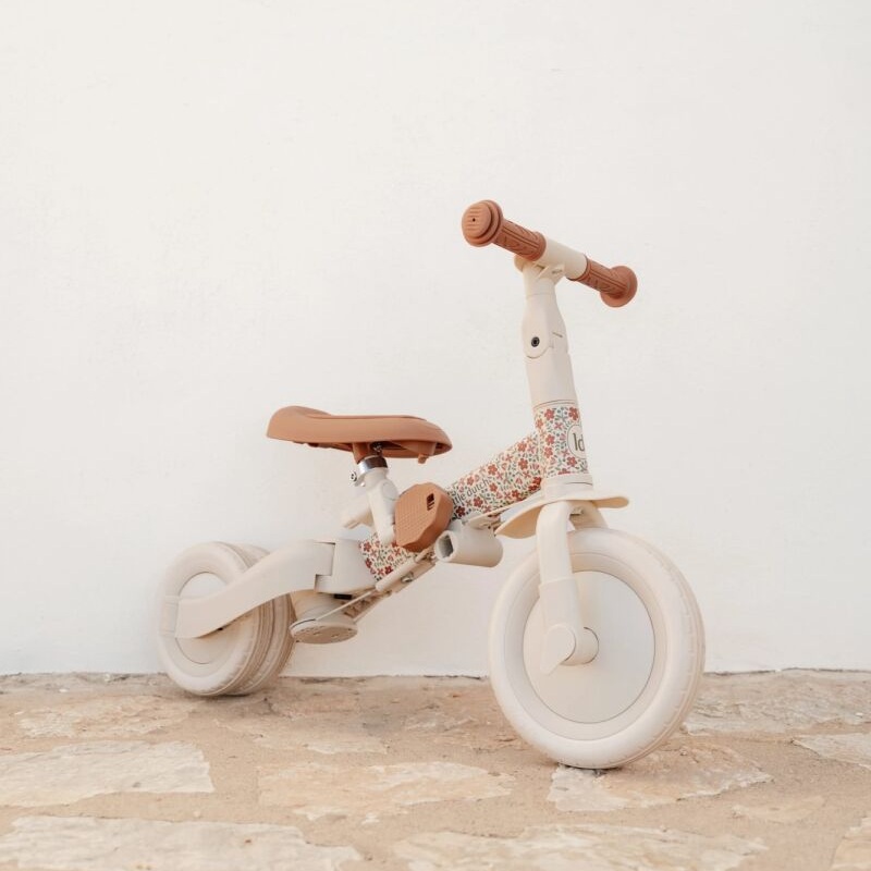 Esimene sõiduvahend väiksele lapsele – 4-ühes ratas lükkesangaga