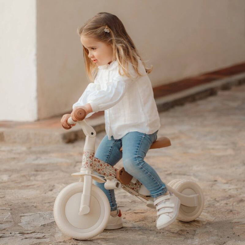 Esimene sõiduvahend väiksele lapsele – 4-ühes ratas lükkesangaga