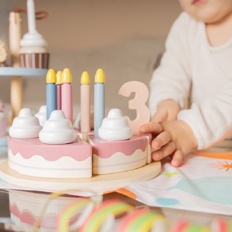 Puidust sünnipäevatordi mängukomplekt – lõigatav tort, tordialus ja tordilabidas.