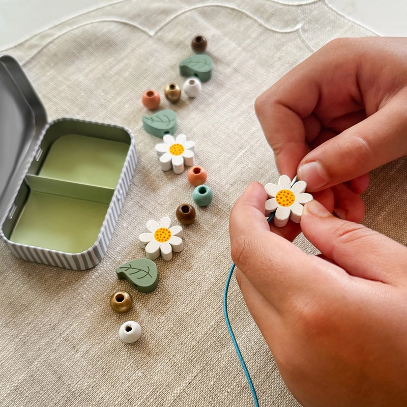 Cotton Twist Daisy Bracelet Bead Kit Karikakrad – käevõru helmeste komplekt