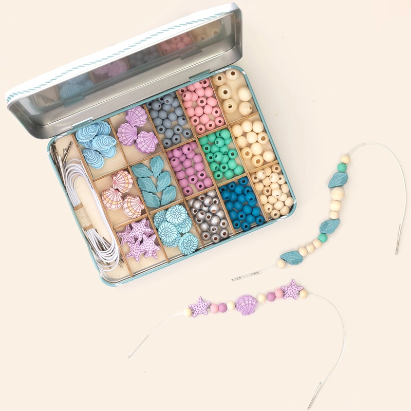 Cotton Twist mereteemaline käevõrude meisterdamiskomplekt lastele Seashell Treasures suur helmeste komplekt kuni 10 käevõru tegemiseks
