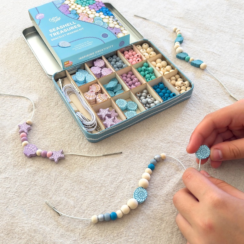 Cotton Twist mereteemaline käevõrude meisterdamiskomplekt lastele Seashell Treasures suur helmeste komplekt kuni 10 käevõru tegemiseks