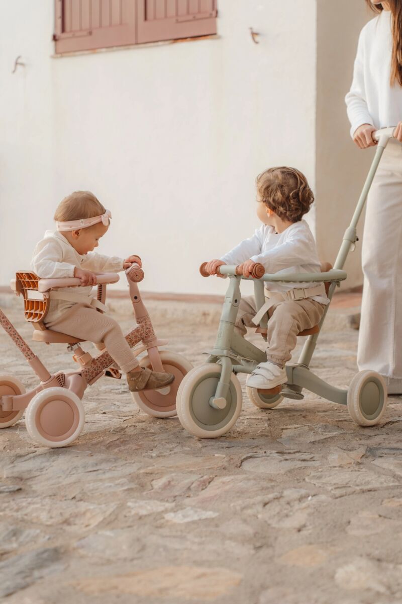 Little Dutch 4-ühes ratas koos lükkesangaga - kolmerattaline, jooksukas, lükkesangaga tõukeratas ja tavaline ratas Little Dutch 4-ühes ratas koos lükkesangaga - kolmerattaline, jooksukas, lükkesangaga tõukeratas ja tavaline ratas