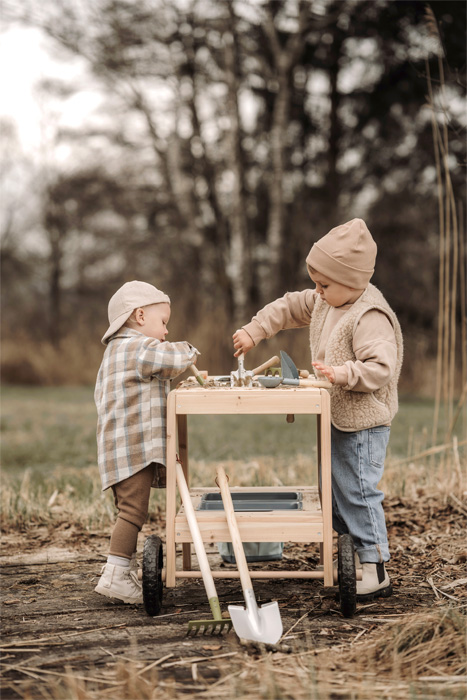 lastele metallist ja puidust labidas lapse suuruses aiatööriistad