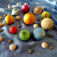 Grapat Dear Universe värvilised puidust planeedid kosmose ja väikeste maailmade mänguks