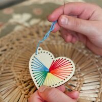 Cotton Twist Heart Keyring Craft Kit – tikitav südamega võtmehoidja 4+ Plastivaba tikkimiskomplekt lastele