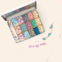 Cotton Twist mereteemaline käevõrude meisterdamiskomplekt lastele Seashell Treasures suur helmeste komplekt kuni 10 käevõru tegemiseks