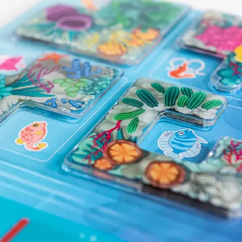 Kaasaskantav Magnetreisimäng „Korallrahu“ – loogikamäng, mis arendab probleemilahendust ja ruumilist mõtlemist.