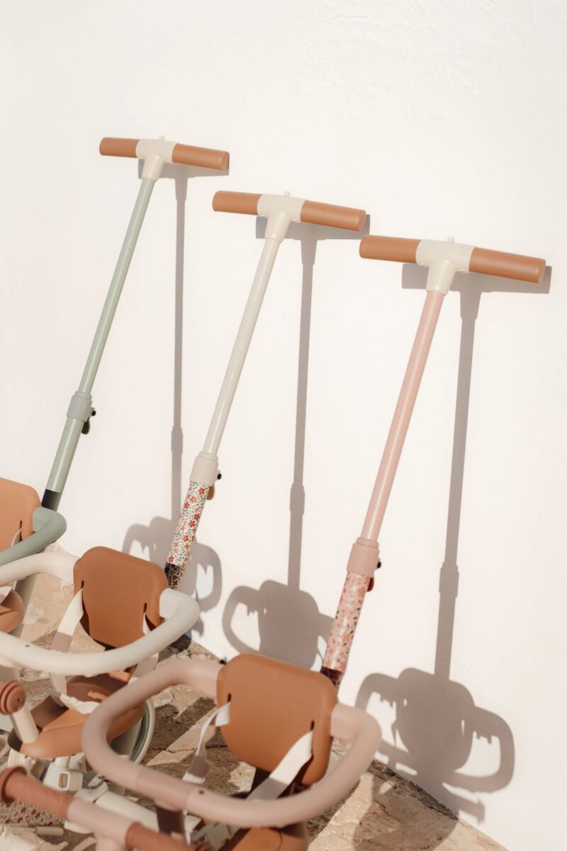 Little Dutch 4-ühes ratas koos lükkesangaga - kolmerattaline, jooksukas, lükkesangaga tõukeratas ja tavaline ratas Little Dutch 4-ühes ratas koos lükkesangaga - kolmerattaline, jooksukas, lükkesangaga tõukeratas ja tavaline ratas