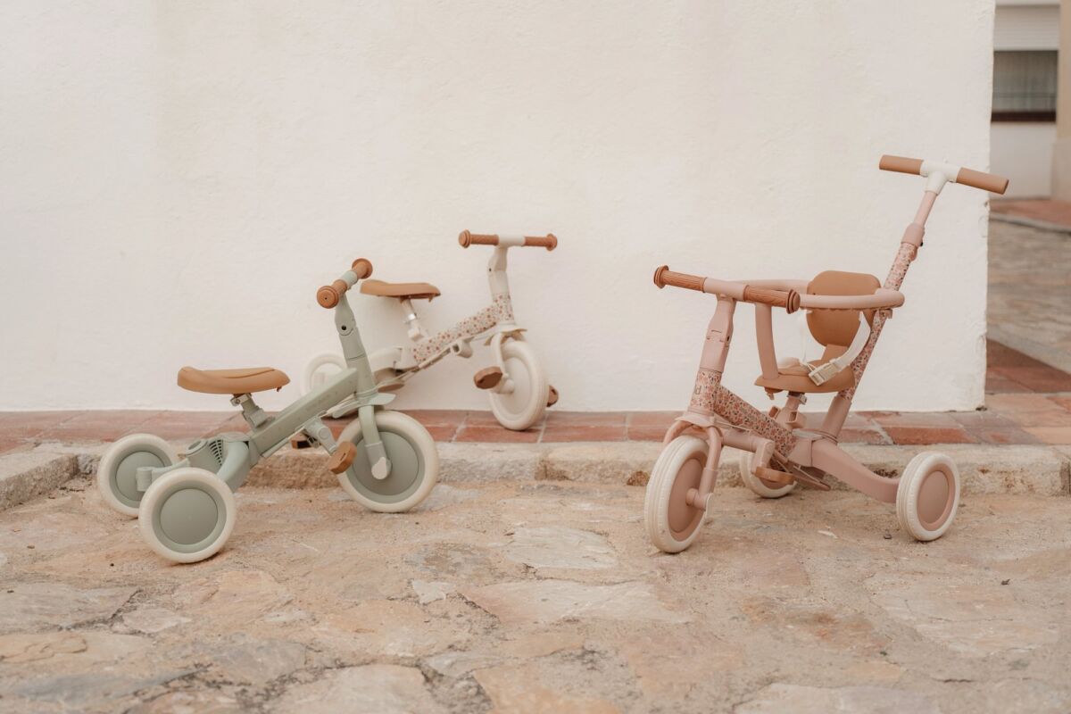 Esimene sõiduvahend väiksele lapsele – 4-ühes ratas lükkesangaga Esimene sõiduvahend väiksele lapsele – 4-ühes ratas lükkesangaga