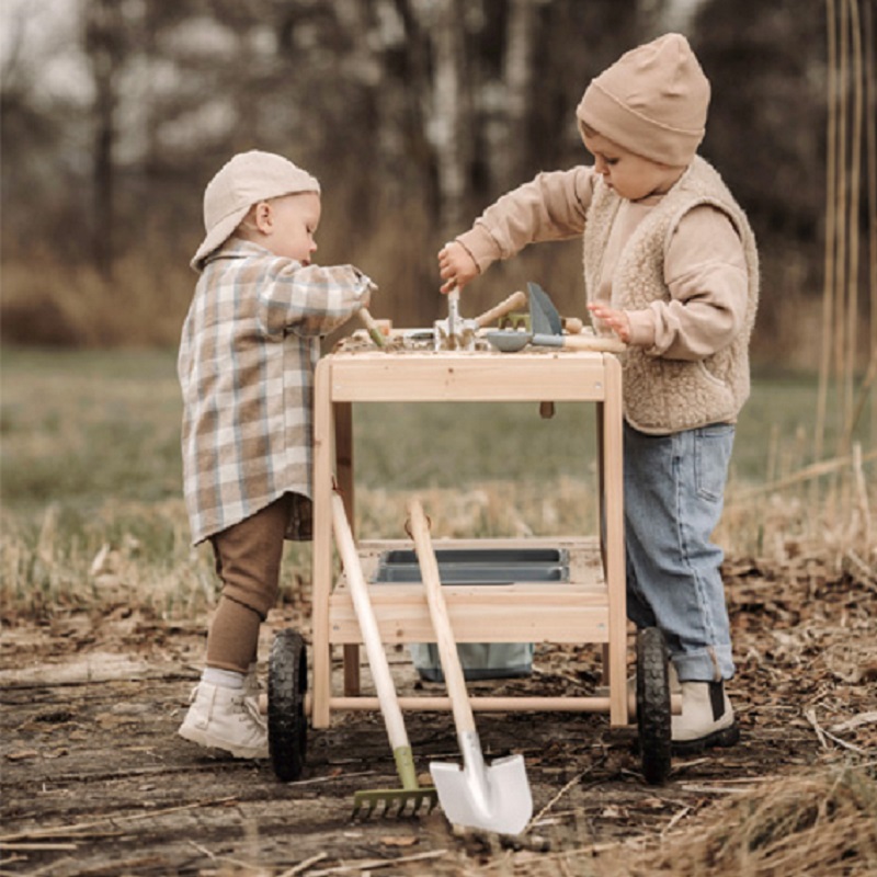 lastele metallist ja puidust reha lapse suuruses aiatööriistad