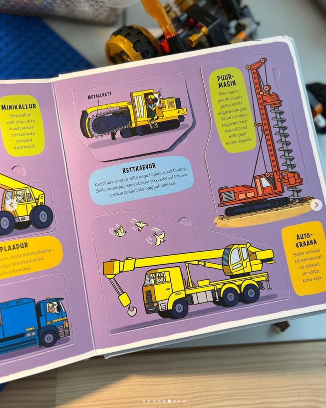 klapiraamat ehitusplatsil pappraamat kõvade lehtedega raamat lastele ehitus masinad