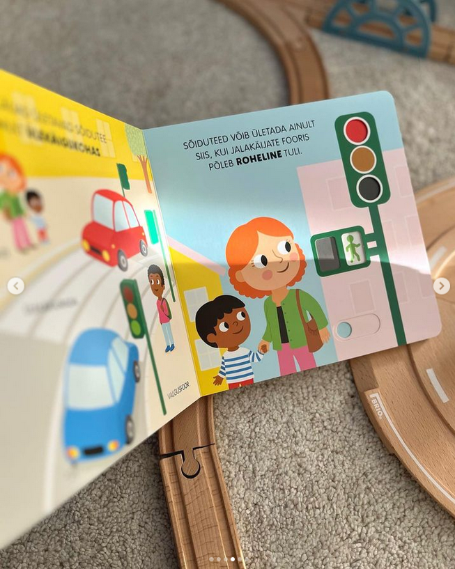 liikuvate detailidega pappraamat ohutult üle tee