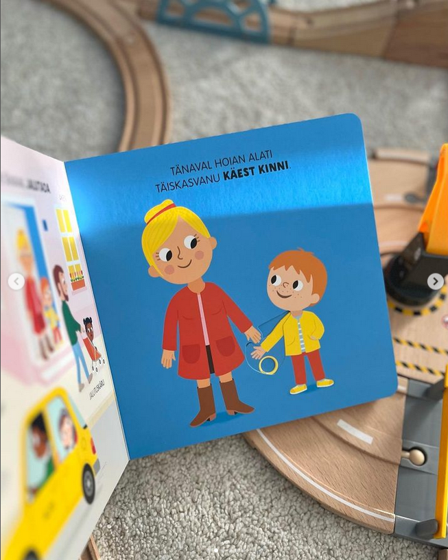 liikuvate detailidega pappraamat ohutult üle tee