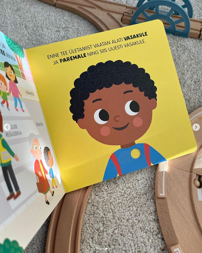 liikuvate detailidega pappraamat ohutult üle tee