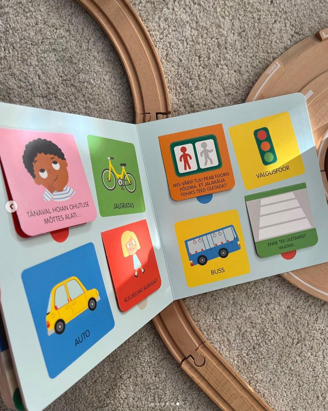 liikuvate detailidega pappraamat ohutult üle tee