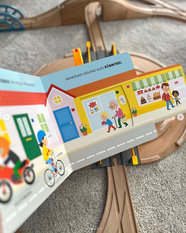 liikuvate detailidega pappraamat ohutult üle tee