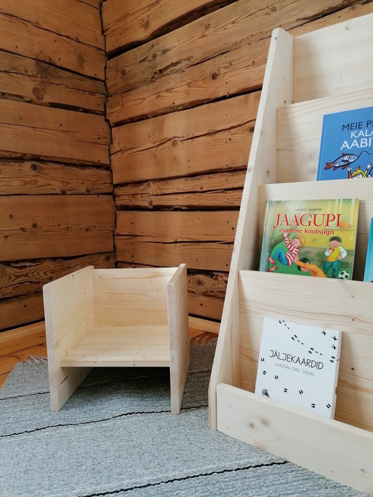 Puidust kuubiktool ja Montessori raamaturiiul