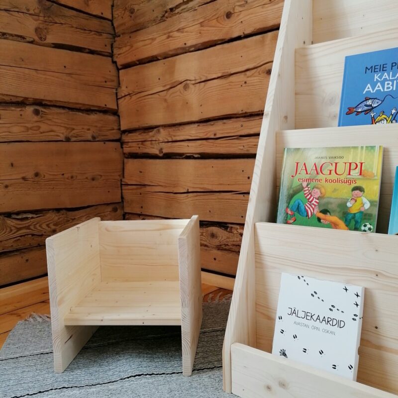 Puidust kuubiktool ja Montessori raamaturiiul
