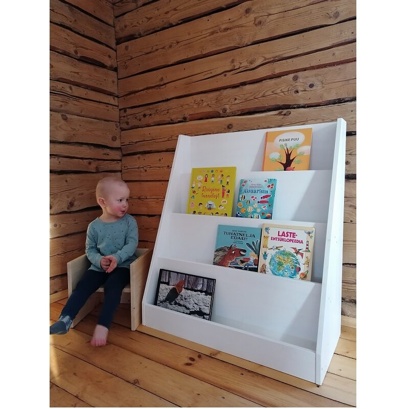 Puidust raamaturiiul lastele avatud Montessori