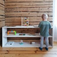 Kahekordne puidust avatud Montessori riiul