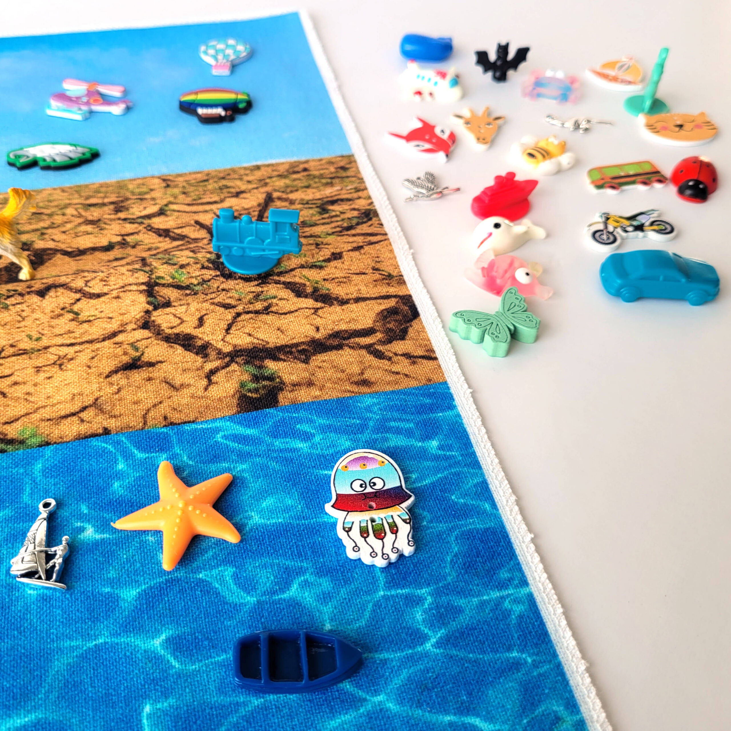 Montessori sorteerimismäng Õhk–Maa–Vesi miniatuursete mänguvahenditega Montessori sorteerimismäng Õhk–Maa–Vesi miniatuursete mänguvahenditega