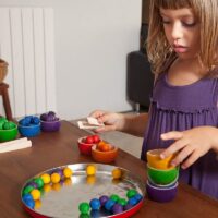 Värvide sorteerimismäng puidust kausid ja kuulid