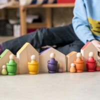 Puidust inimfiguurid ninsid