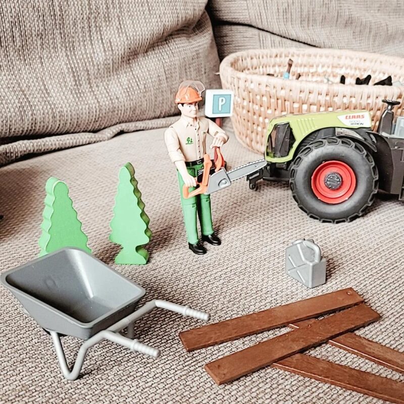 Metsatööline töövahenditega - realistlik inimfiguur