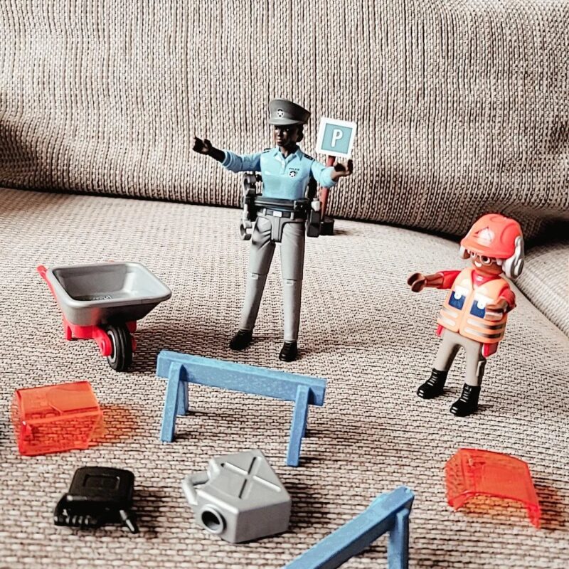 Naispolitseinik töövahenditega - realistlik inimfiguur