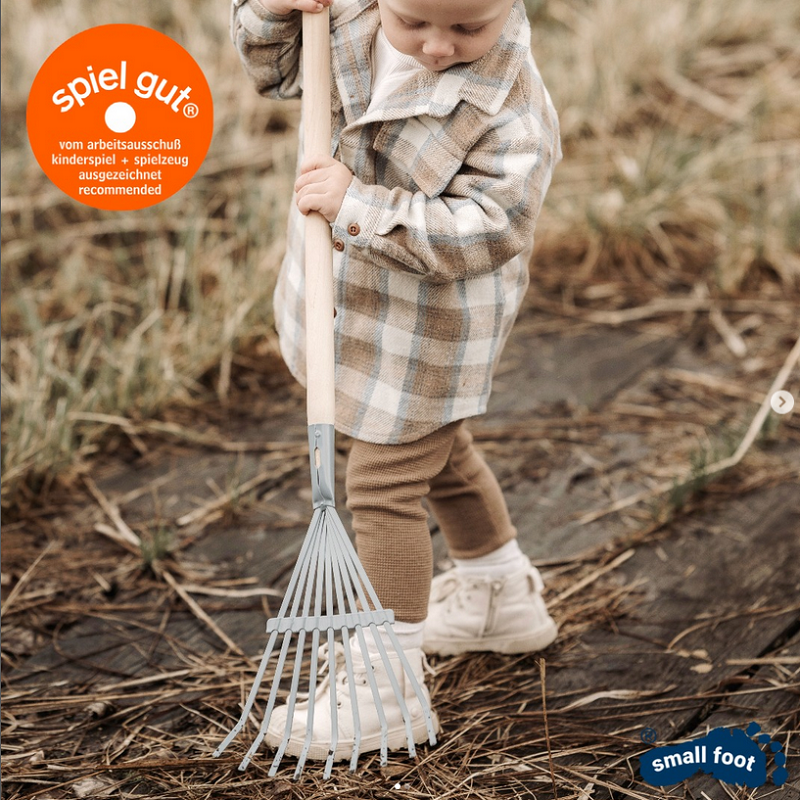 lastele metallist ja puidust reha lapse suuruses aiatööriistad