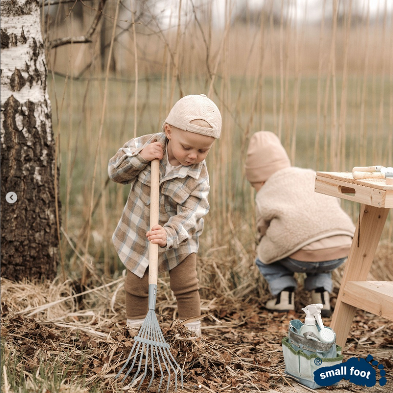 lastele metallist ja puidust reha lapse suuruses aiatööriistad