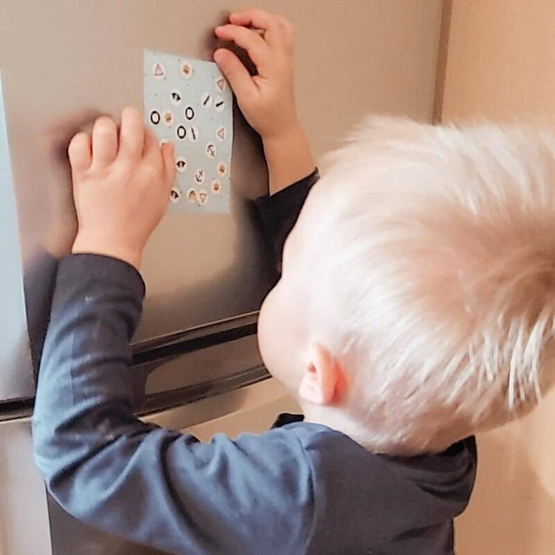 magnetleht isekleepuv