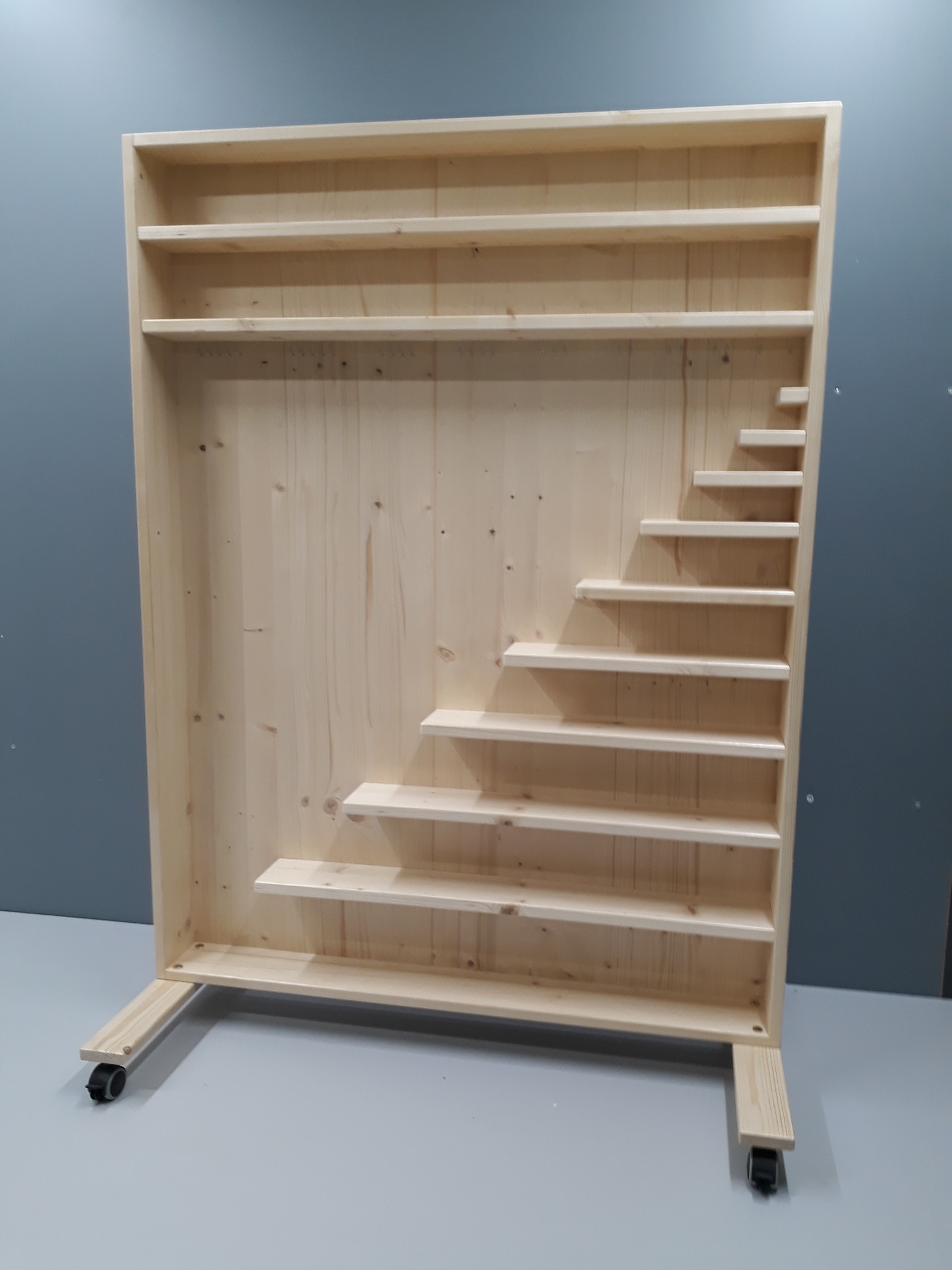 Helmeste riiul Montessori lapseheaks (2)