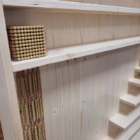 Montessori helmeste riiul