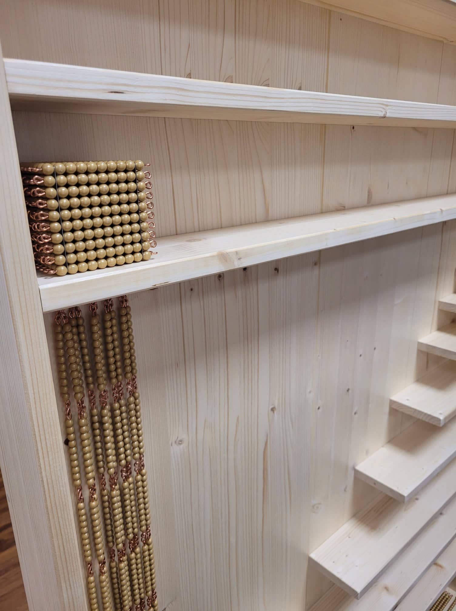 Montessori helmeste riiul