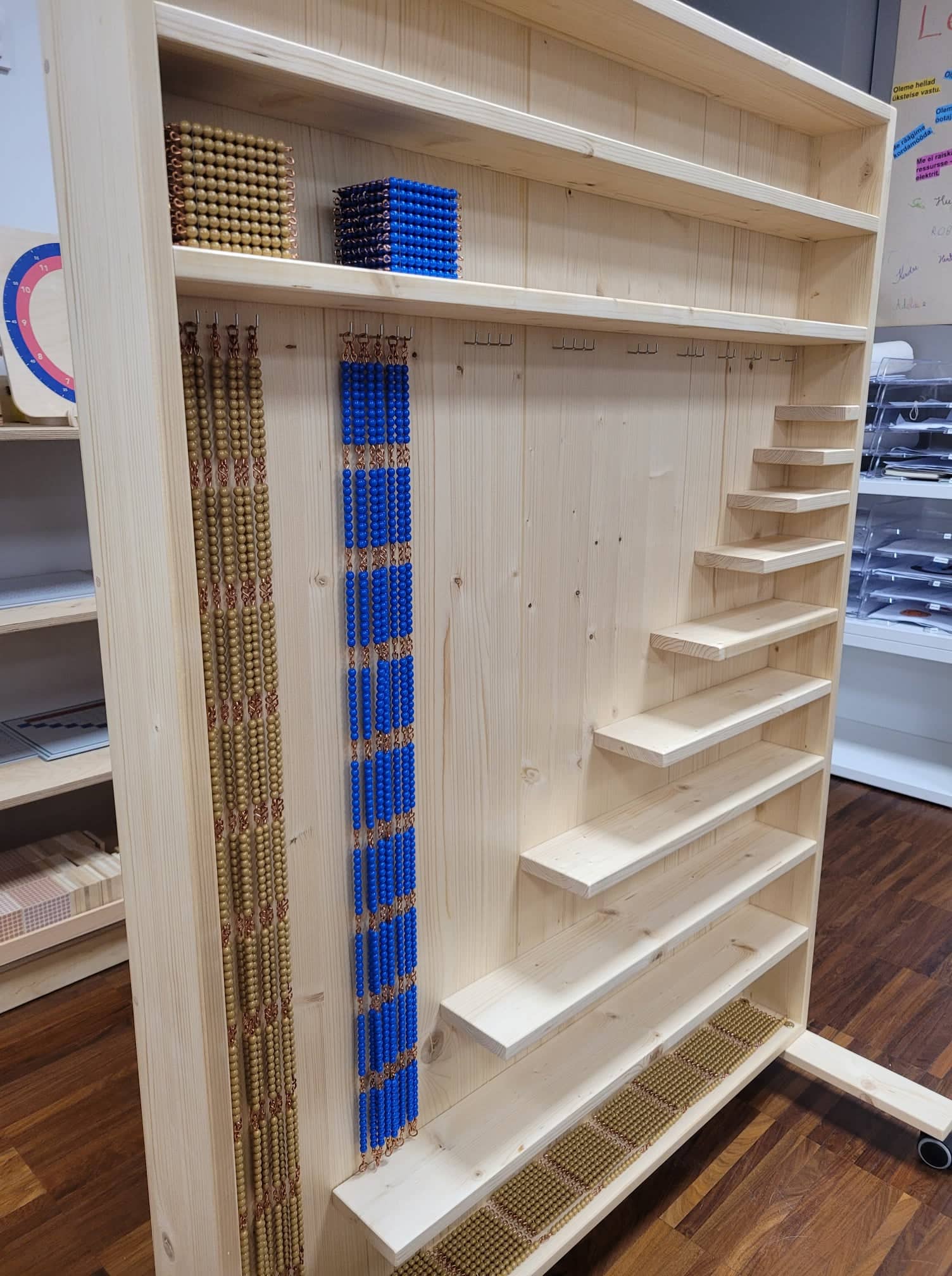 Montessori helmeste riiul – lapseheaks (4)