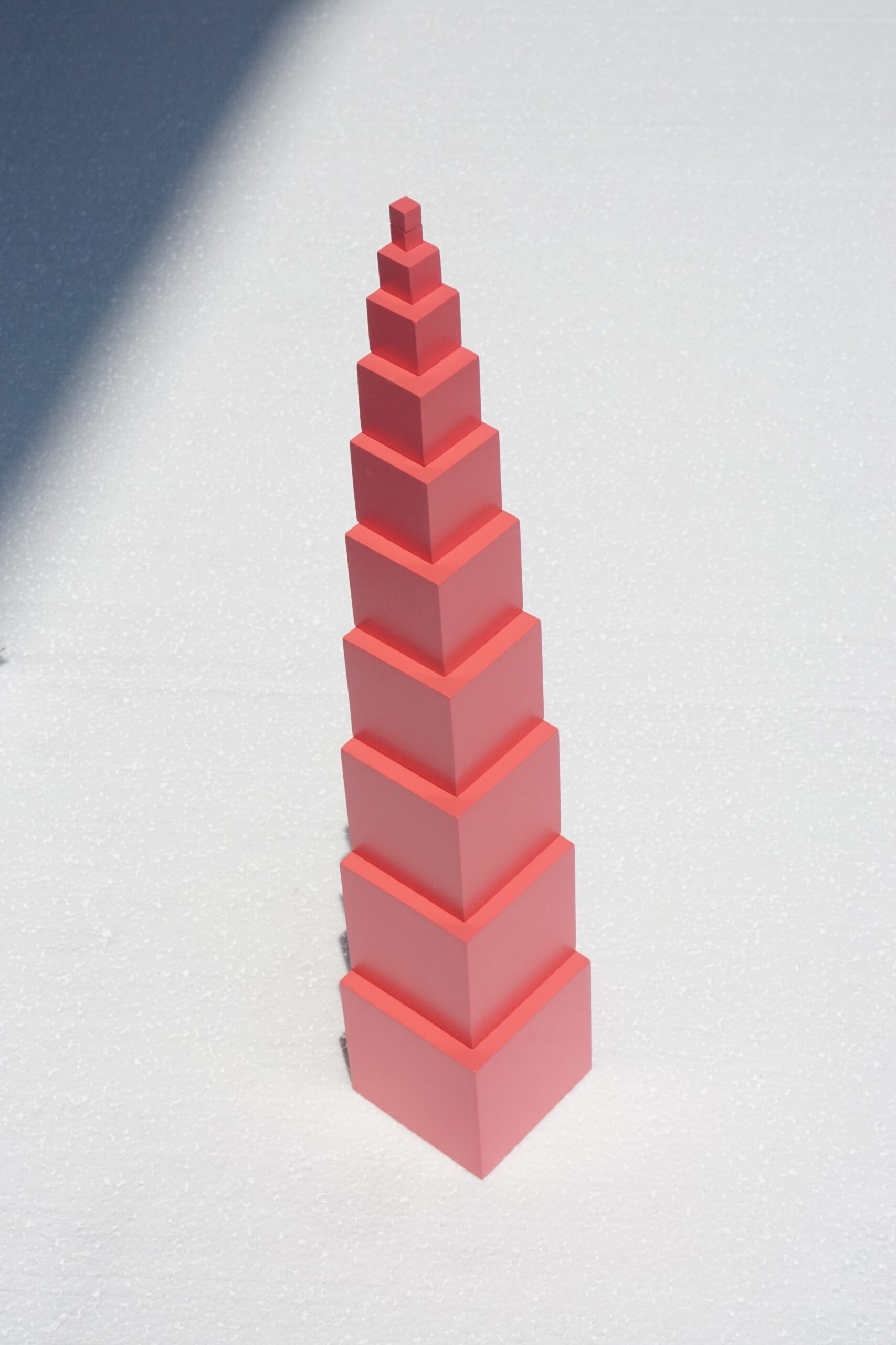 Montessori roosa torn – suuruste ja proportsioonide õppimiseks. Montessori roosa torn – suuruste ja proportsioonide õppimiseks.